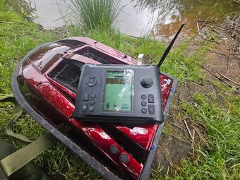 prodám zavážecí lodičku Mivardi s GPS a echolotem - 2