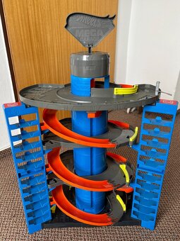 Hot Wheels Mega Garage + 5 autíček - velmi zachoválá - 2