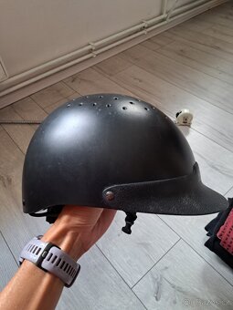 Jezdecké potřeby- přilba - 2
