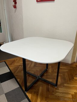 Designový jídelní set (stůl + 4 židle) - 2