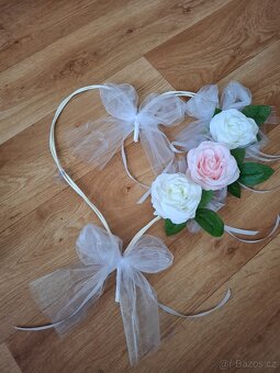Svatební dekorace na auto - ruzovobila ruze - 2