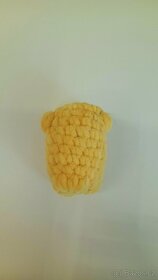 Háčkovaný žlutů gumový medvídek - 2