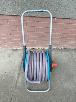 Prodám vozík na hadici GARDENA s navíjecím bubnem - s hadicí - 2