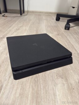 PlayStation 4 slim - 2