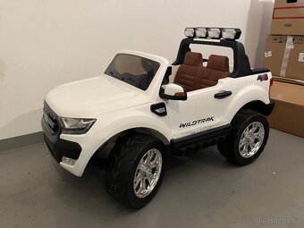 Dětské elektrické autíčko Ford Ranger Wildtrak 4x4 LCD - 2