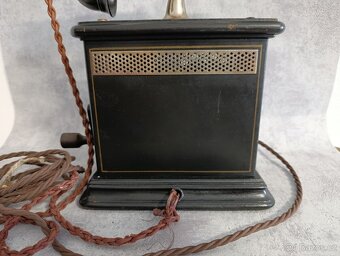 Starý historický telefon na kliku. Do sbírky. - 2