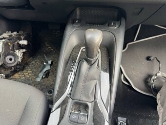 Kulisa řazení Toyota Corolla hybrid - 2