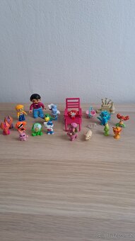 Mix různé figurky s lehátkem. - 2