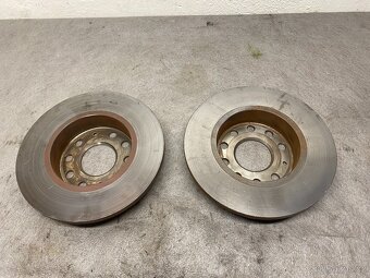 ŠKODA OCTAVIA 2 2004-2013 - ZADNÍ BRZDOVÉ KOTOUČE 256mm - 2