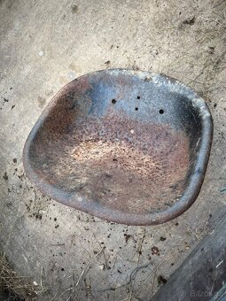 Plechová sedačka - 2