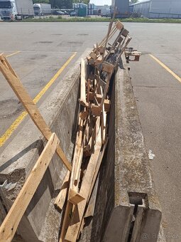 Nabízím za odvoz poškozené palety - 2