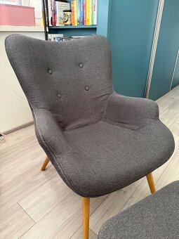 Křeslo s podnožkou SKALBORG tm. šedá - 2