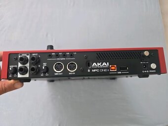 Akai MPC One+ (prakticky nový) s Decksaverem a 128 GB kartou - 2