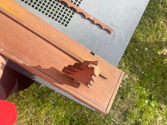 Stará dřevěná police k renovaci - 2