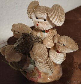 Sousoší pejsků z mušlí - 2