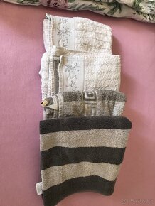 Ložní soupr. polstarky a povlaky, rucniky,osusky,deky. - 2