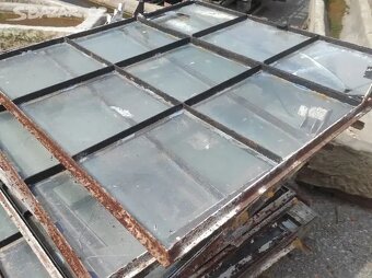 Stará železná okna, fabrické okno, 26 ks - 89x89cm - 2