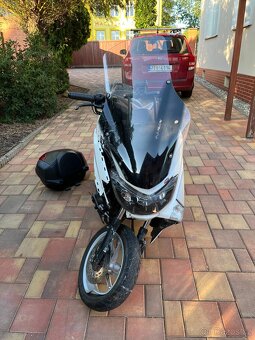 Prodám Yamaha Nmax 125,r.v 2018 na náhradní díly bouraná. - 2