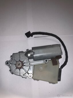 Motorek střešního okna - 2