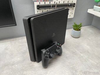 PS4 Slim v krásném stavu, druhý ovladač, hry (PlayStation 4) - 2
