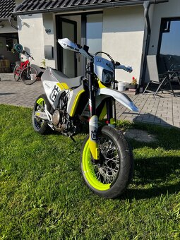 Husqvarna 701 supermoto - 2