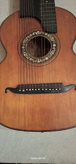 Stará dvoukrká kytara. - 2