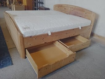 Selská postel se šuplíky a stolky. - 2
