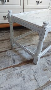 Malý dřevěný odkládací stolek s dlažbou Provence styl - 2