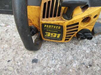 Nabízím motorovou pilu Partner 391. Motor naskočí po chvilce - 2