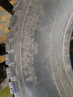 Pneu  305/70R16 - 2