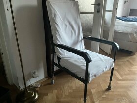 Toaletní  židle  pro invalidy + invalidní nastavitelné křesl - 2