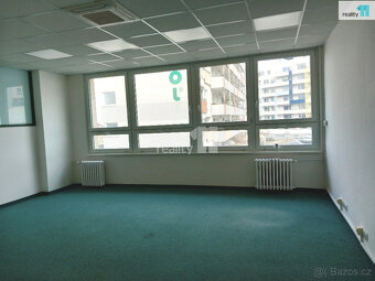 Pronajmeme kancelář – 30 m² v administrativní budově se služ - 2