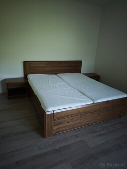 Postel Fines ERNESTA s rošty, matracemi a nočními stolky. - 2