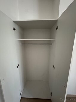 Bílá šatní skříň - 2