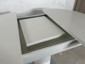 Kulatý rozkládací jídelní stůl – bílý, průměr 104 cm - 2