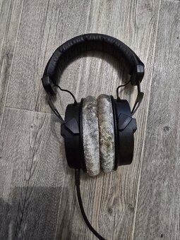 beyerdynamic DT 990 PRO 250 Ohm
 - 2