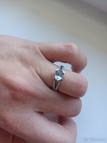 Prsten vel 55 bílého zlata s jemným modrým kamenem a zirkony - 2