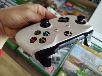 Xbox One S 1TB + 9 her + 2 ovladače - 2