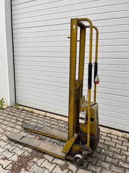 Prodám vysokozdvižný ruční elektrický vozík - 2