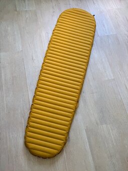 Tmavě žlutá nafukovací karimatka Thermarest Neoair XLITE - 2