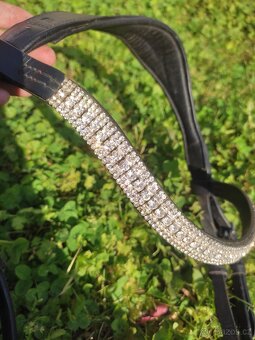 Černá lakovaná uzdečka s 5ti řadou kamínkovou čelenkou - 2