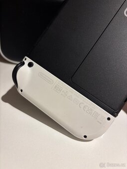 Konzole Nintendo SWITCH OLED (white set) + hra + pouzdro - 2