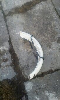 Prední blatník na Mustanga. - 2