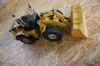 Kolový nakladač Wedico Cat 966G RC - 2