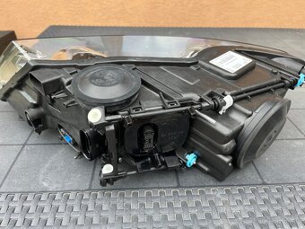 VW Touareg 7L pravé světlo original - 2