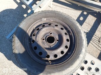 Zimní pneumatiky 185/65 R14 na disku Hyundai. - 2
