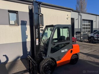 Vysokozdvižný vozík VZV Toyota 3,5t kabina LPG 4,5m - 2