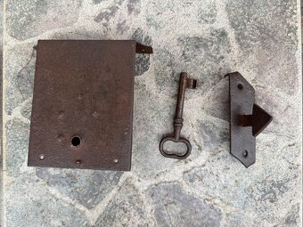 Starožitný zámek asi k truhle - 2