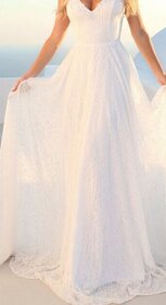 Krásné, NOVÉ krajkové svatební šaty s hlubokým výstřihem - 2