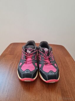 Dívčí boty zn. Umbro vel.36 - 2